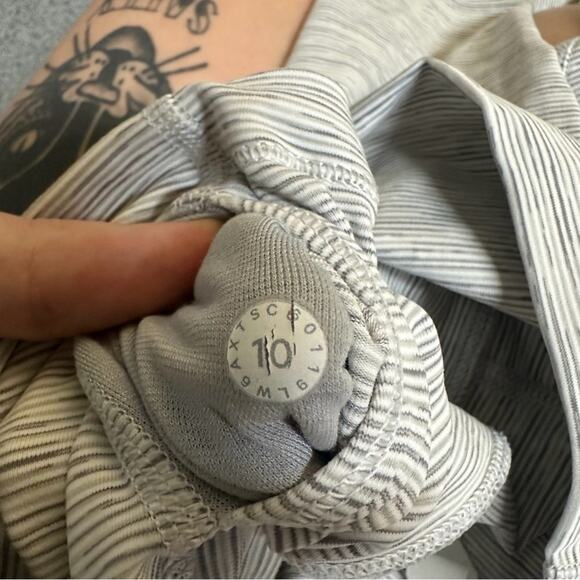 Lululemon Wunder Under Crop (High-Rise) Luxtreme 21"
Grey Size 10 - Picture 9 of 12